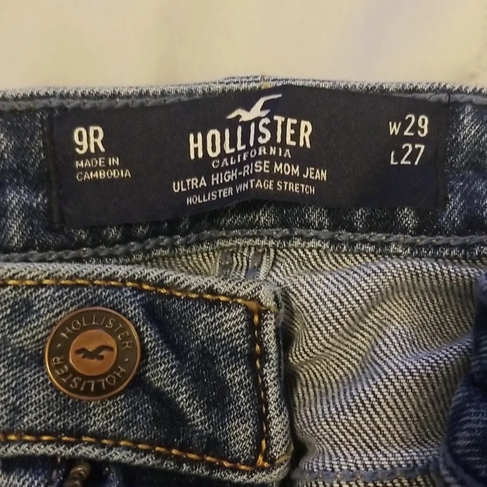 HOLLISTER ULTRA HIGH RISE MOM JEANS - Picture 2 of 3
